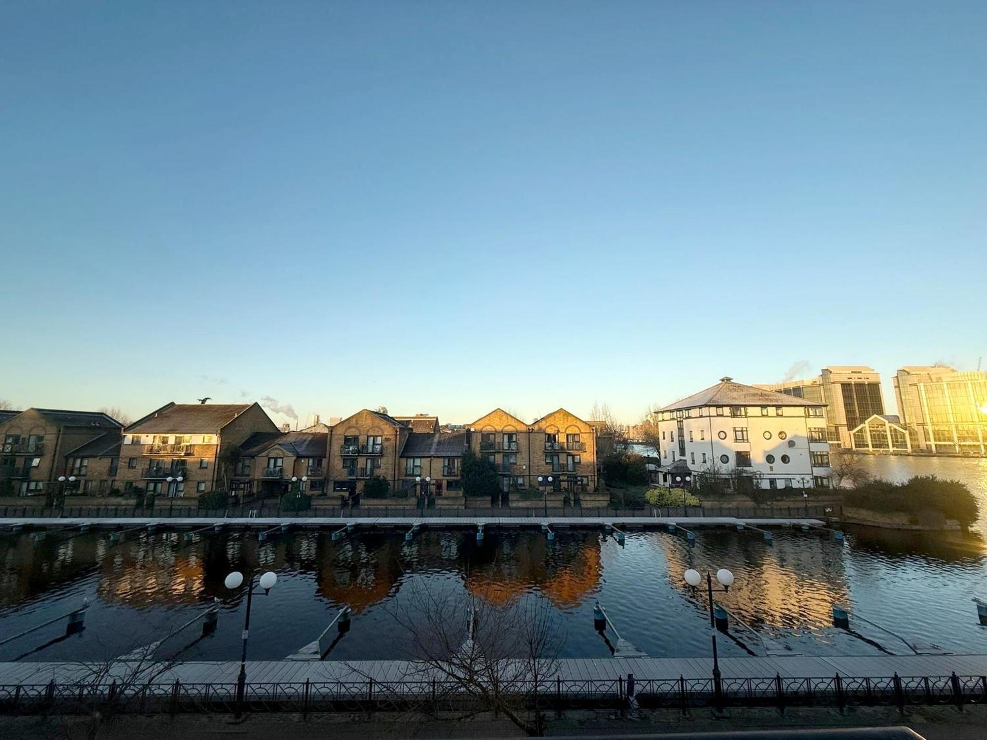 Canary Wharf Waterside Flat Homestay London